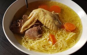 Запашний і поживний курячий суп із локшиною. Покроковий рецепт