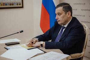 Российский чиновник на планерке с губернатором послал собеседника матом. Видео