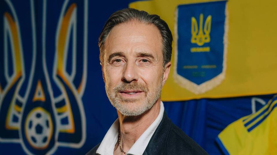 Має татуювання з прапором України. Новим тренером збірної з футболу став італієць Мальдера