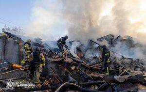 РФ несколько раз ударила по Харькову. Под завалами ищут человека. Фото, видео