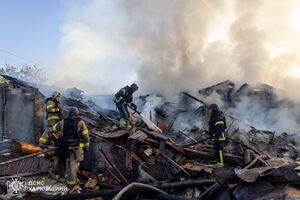 РФ кілька разів ударила по Харкову. Під завалами шукають людину. Фото, відео