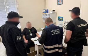 На Закарпатті лікаря підозрюють у продажу ниркового каменя онкохворої жінки для уникнення мобілізації