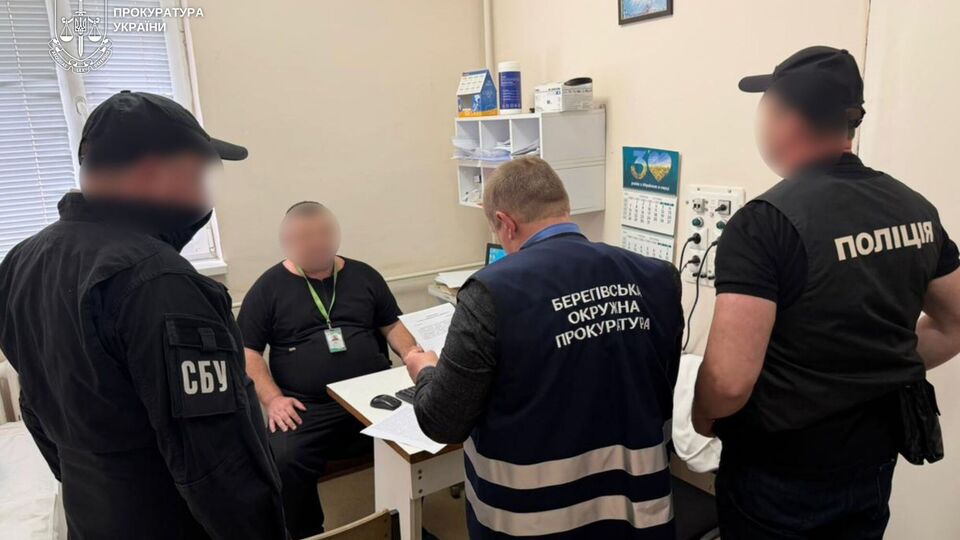 На Закарпатті лікаря підозрюють у продажу ниркового каменя онкохворої жінки для уникнення мобілізації