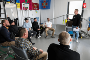 Захисник Маріуполя Сергій Яровий провів тренінг із посттравматичного зростання для військових на реабілітації