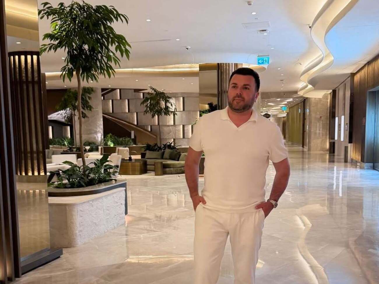 "В воді по шию і в печері". 42-річний Решетнік показав, як релаксує на відпочинку за кордоном