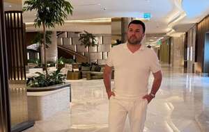 "В воде по шею и в пещере". 42-летний Решетник показал, как релаксирует на отдыхе за границей