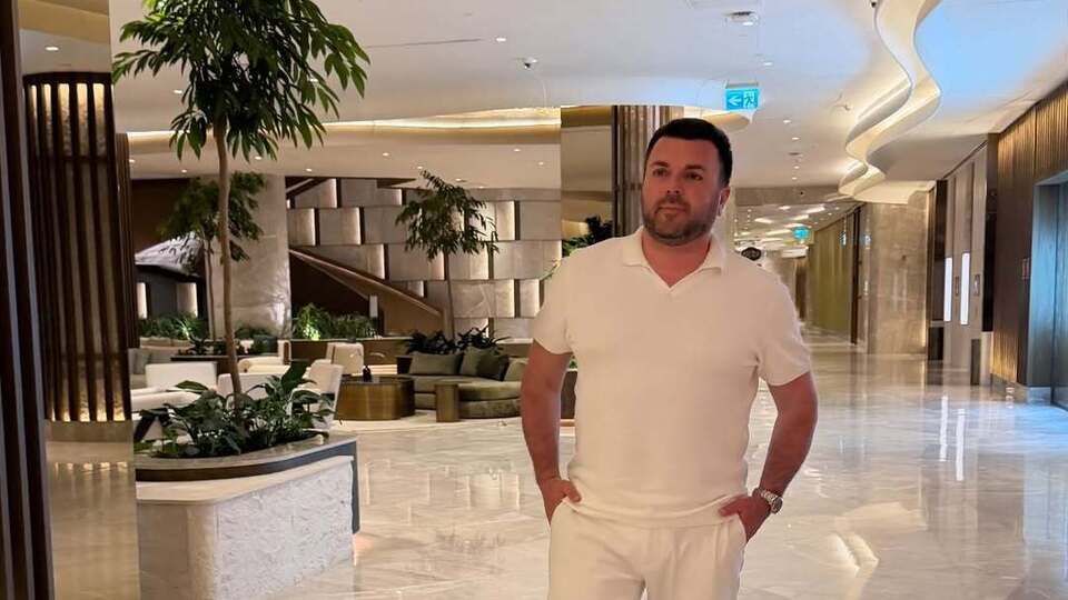 "У воді по шию й у печері". 42-річний Решетнік показав, як релаксує на відпочинку за кордоном