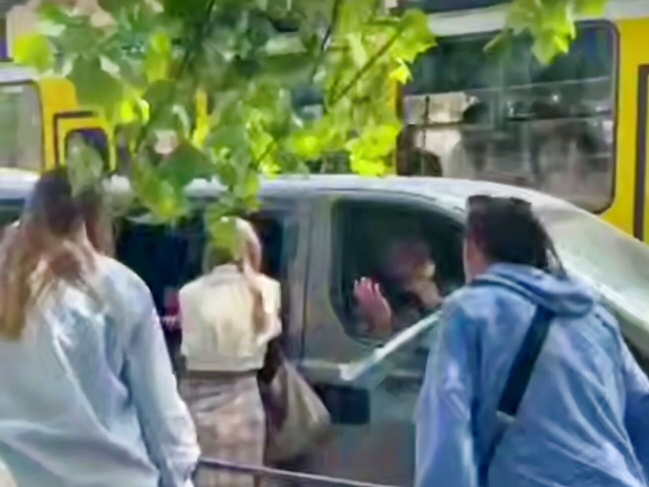 "Зберігайте спокій". У Львові люди побили вікна в автомобілі ТЦК під час мобілізації чоловіка. Відео