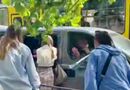 "Зберігайте спокій". У Львові люди побили вікна в автомобілі ТЦК під час мобілізації чоловіка. Відео