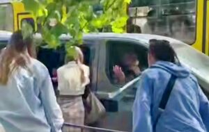 "Сохраняйте спокойствие". Во Львове люди разбили окна в автомобиле ТЦК во время мобилизации мужчины. Видео