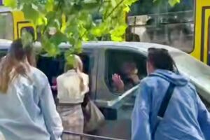 "Сохраняйте спокойствие". Во Львове люди разбили окна в автомобиле ТЦК во время мобилизации мужчины. Видео