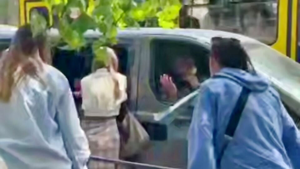 "Зберігайте спокій". У Львові люди побили вікна в автомобілі ТЦК під час мобілізації чоловіка. Відео