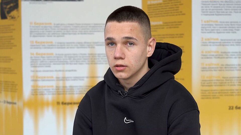 "Я вже четвертий рік шукаю маму". Історія 15-річного Олександра з Маріуполя увійшла до музею "Голоси Мирних"