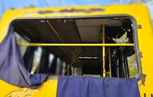 Российский дрон атаковал маршрутку в Херсоне. Есть погибшие