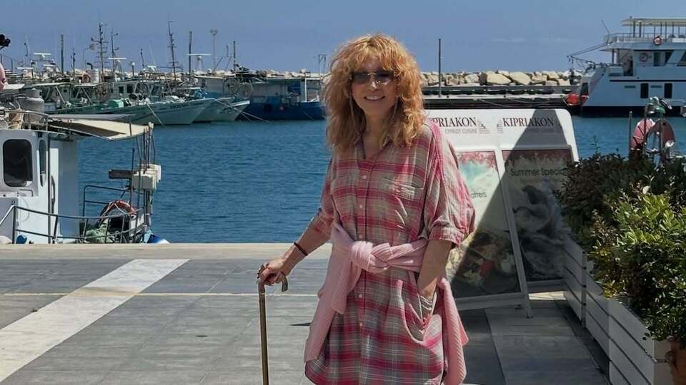 "Пишут, что еле живая, а тут все видят – гуляет сама". 77-летнюю Пугачеву заметили с тростью