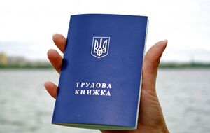Добігає кінця кампанія з оцифрування трудових. Кому це треба зробити й чи "згорить" стаж після 10 червня