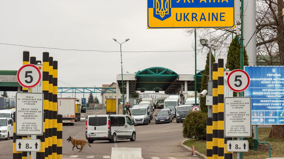 В Україні від сьогодні скасували обмеження на виїзд за кордон для держслужбовиць