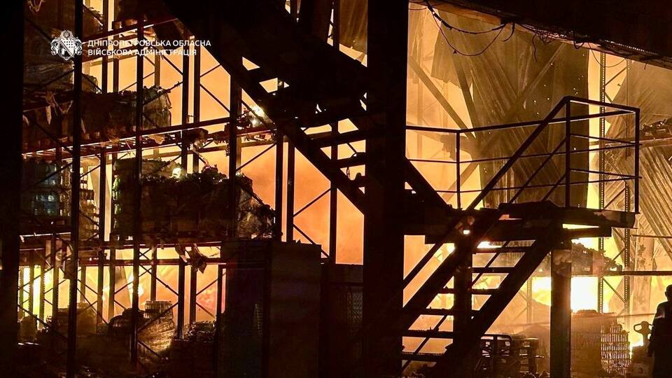 Росія вночі вдарила по Дніпру й Одесі: є загиблі, пошкоджено склади з продуктами й посудом. Фото