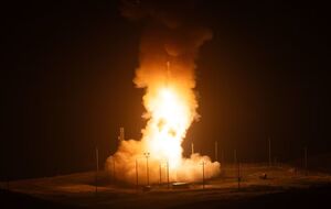 США провели запуск межконтинентальной баллистической ракеты после старта ядерных учений РФ. Фото