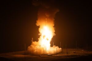 США провели запуск межконтинентальной баллистической ракеты после старта ядерных учений РФ. Фото