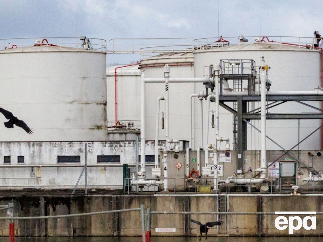 В России после атаки дрона остановил работу четвертый по величине нефтеперерабатывающий завод страны – Reuters