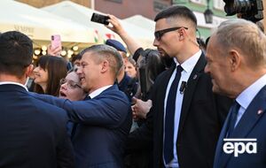 Премьер-министра Венгрии едва не задушили в Польше. Видео