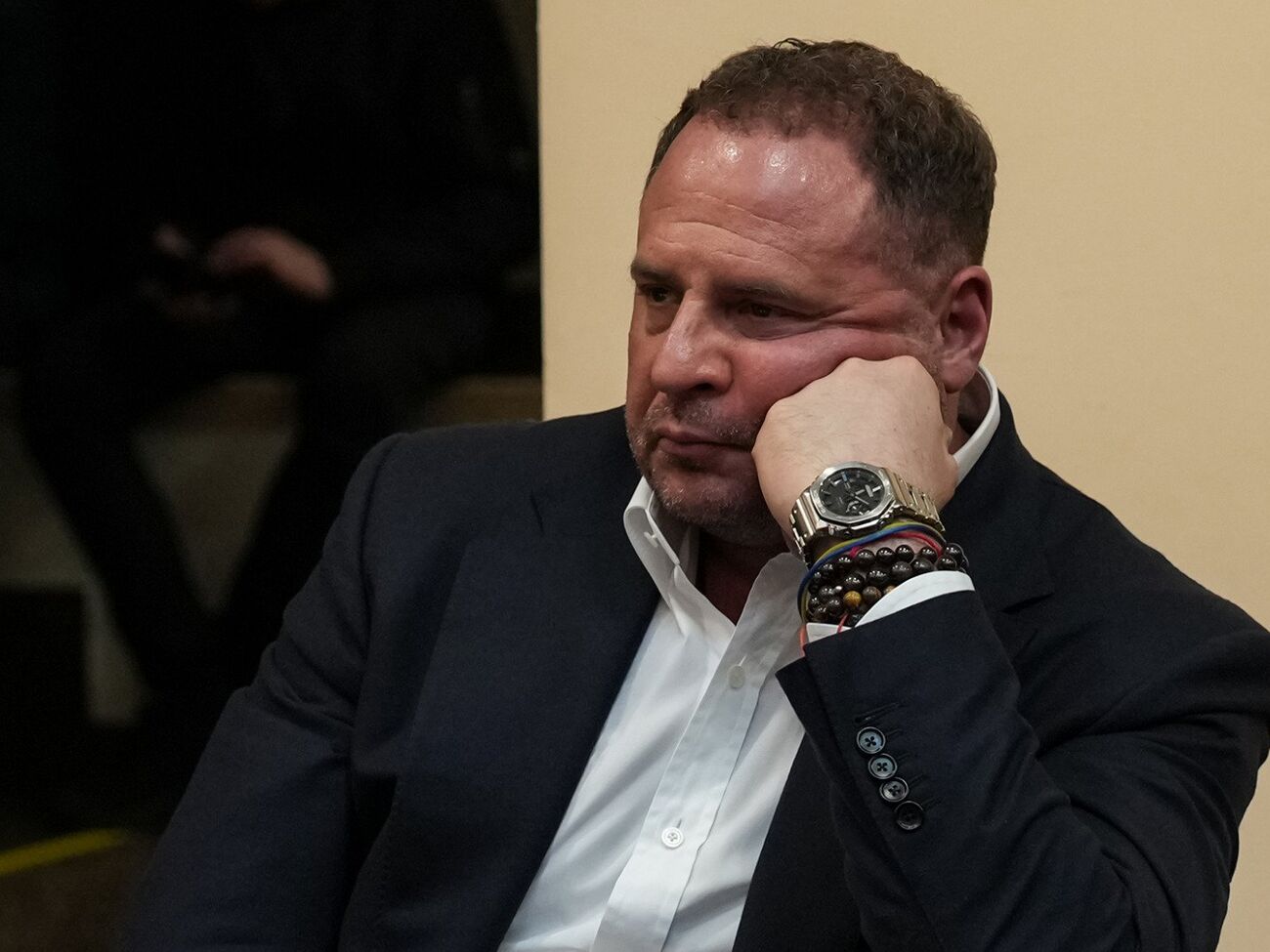 ВАКС отклонил аппеляцию защиты Ермака. Он показал "браслет"