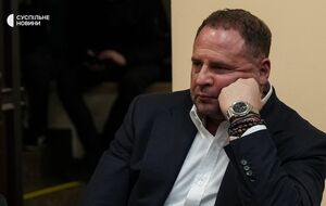 ВАКС отклонил аппеляцию защиты Ермака. Он показал "браслет"