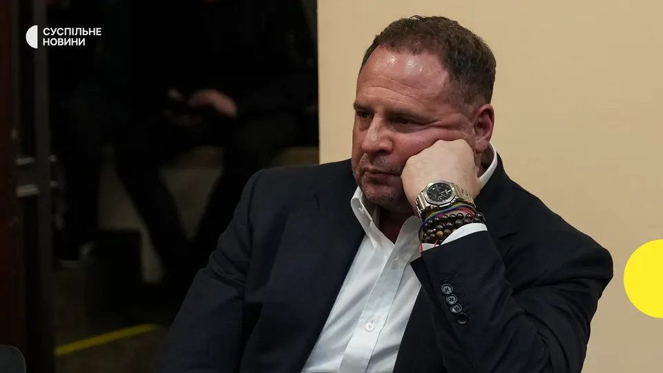 ВАКС отклонил аппеляцию защиты Ермака. Он показал "браслет"
