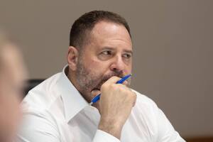 Єрмак прокоментував перельоти батька до РФ