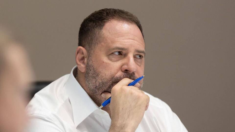 Єрмак прокоментував перельоти батька до РФ