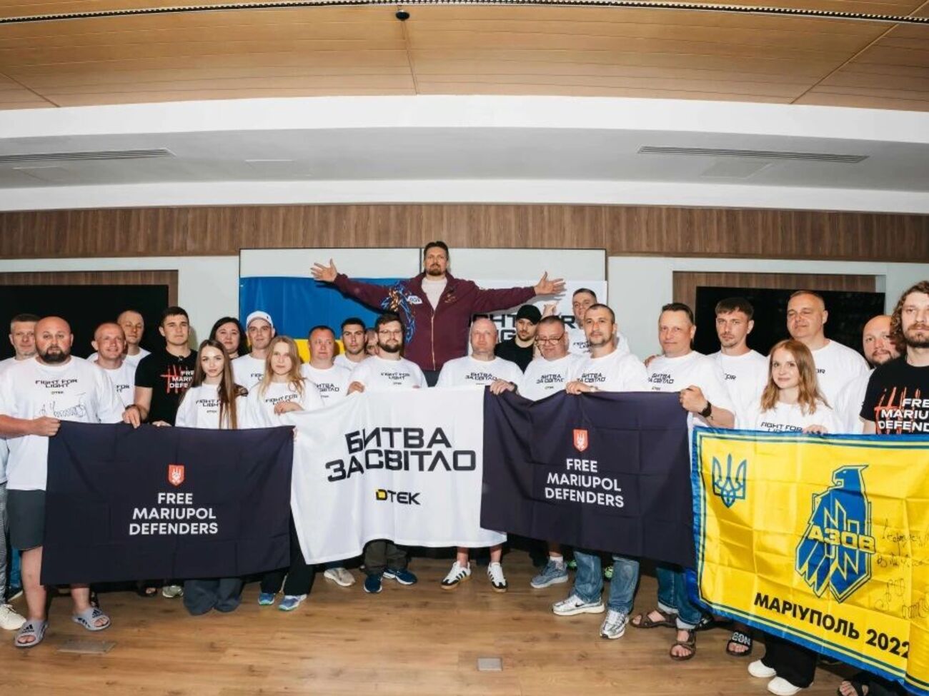 Олександр Усик зустрівся з ветеранами-енергетиками ДТЕК напередодні поєдинку в Каїрі