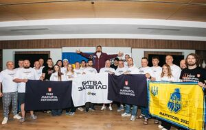 Александр Усик встретился с ветеранами-энергетиками ДТЭК накануне поединка в Каире