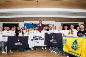 Олександр Усик зустрівся з ветеранами-енергетиками ДТЕК напередодні поєдинку в Каїрі