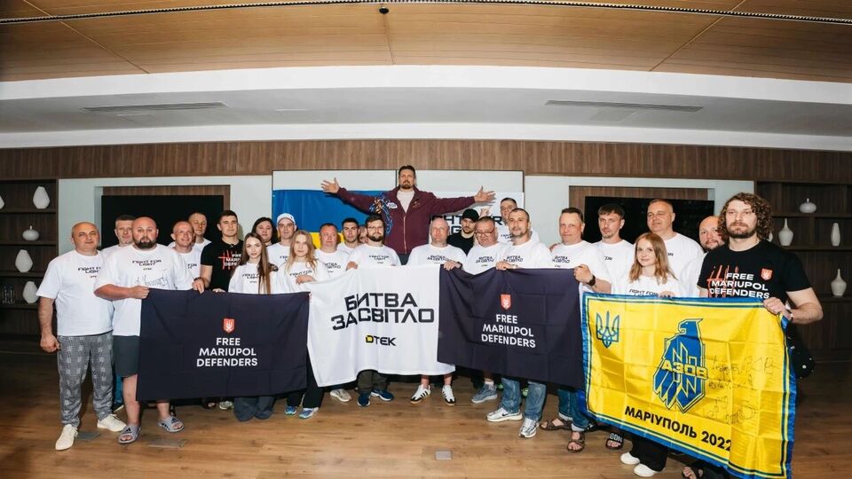 Олександр Усик зустрівся з ветеранами-енергетиками ДТЕК напередодні поєдинку в Каїрі