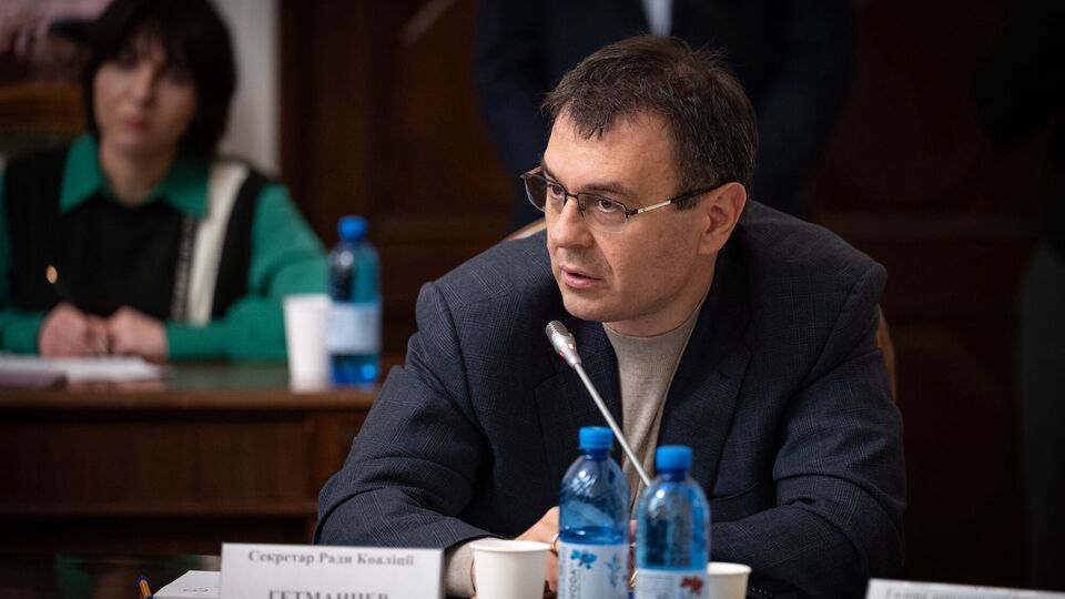 В Раде все больше сторонников НДС на посылки из-за рубежа. Гетманцев обещает голосование