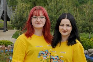 "Дуже сподобалися заняття із психологом". Сестри-двійнята з Харкова стали учасницями весняної зміни "Блогер Кемп"