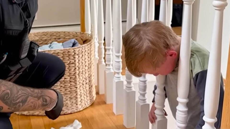 Ребенок застрял головой между балясинами. Видео спасения растрогало сеть