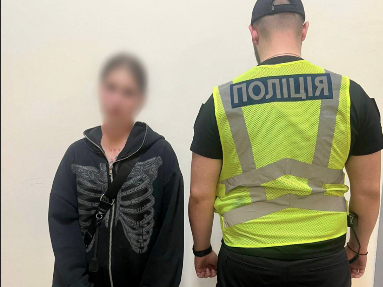 Ударила бутылкой по голове. В Киеве задержали 18-летнюю девушку, подозреваемую в нападении на военнослужащего