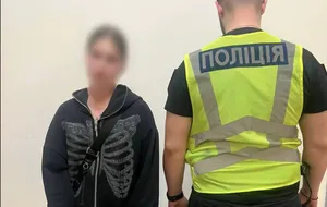 Ударила бутылкой по голове. В Киеве задержали 18-летнюю девушку, подозреваемую в нападении на военнослужащего