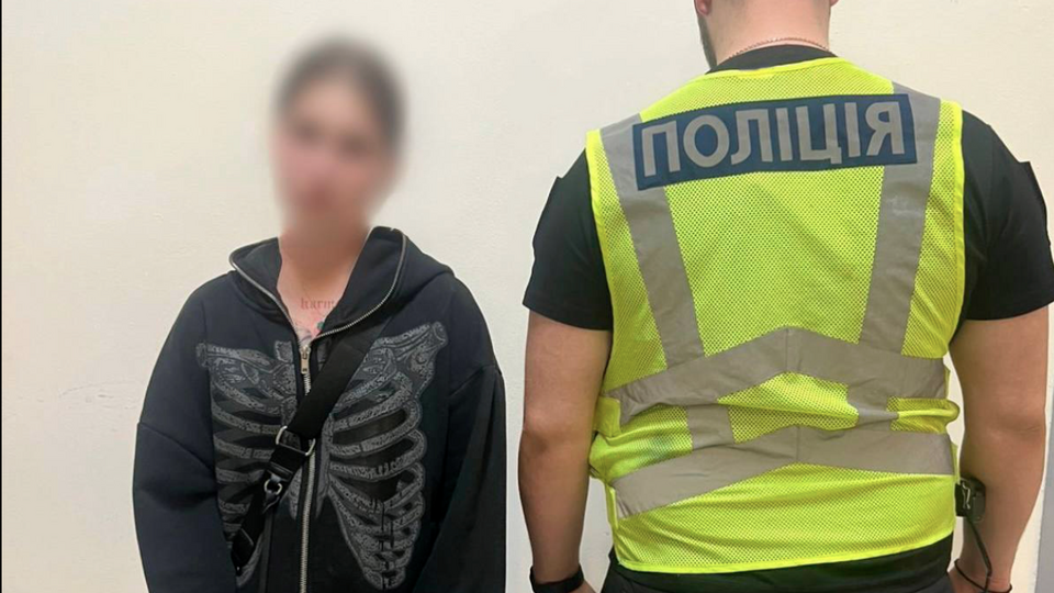 Ударила бутылкой по голове. В Киеве задержали 18-летнюю девушку, подозреваемую в нападении на военнослужащего