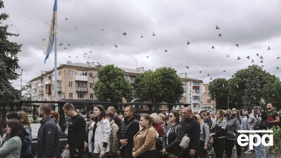 Окупанти завдали удару дроном по траурній колоні на околиці Сум