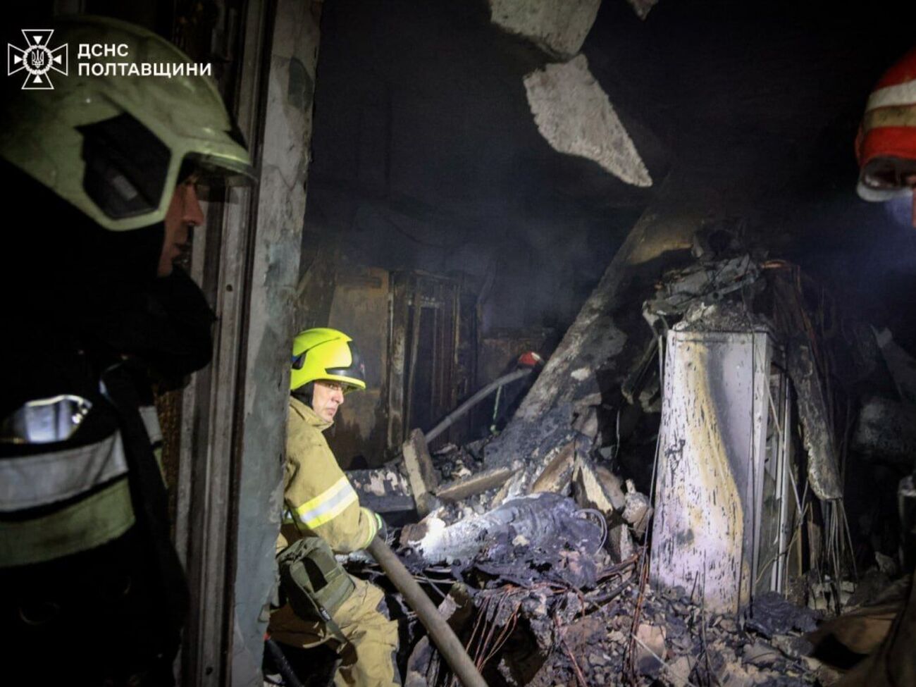 За ночь – 12 попаданий. Спасатели показали последствия обстрела двух областей. Фото