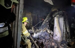 За ночь – 12 попаданий. Спасатели показали последствия обстрела двух областей. Фото