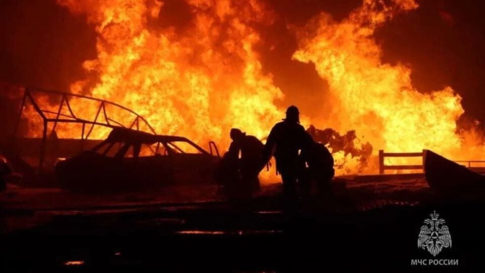 После атаки дронов горит конечная точка магистральных нефтепроводов "Транснефти" а Черном море. Фото, видео