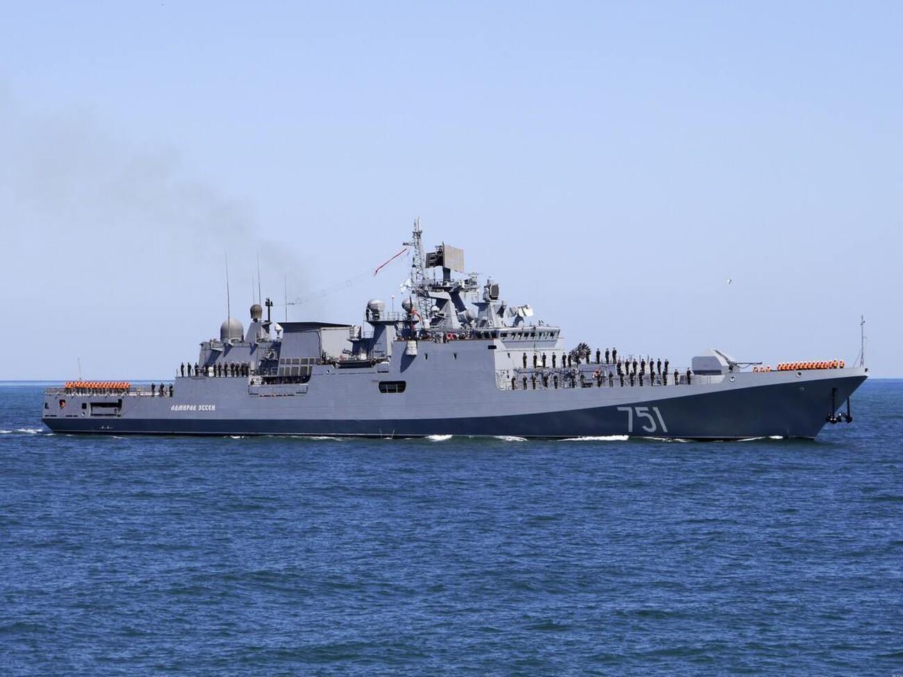 "Не сховаєшся". Українські дрони знову атакували фрегат РФ "Адмирал Эссен". Відео 