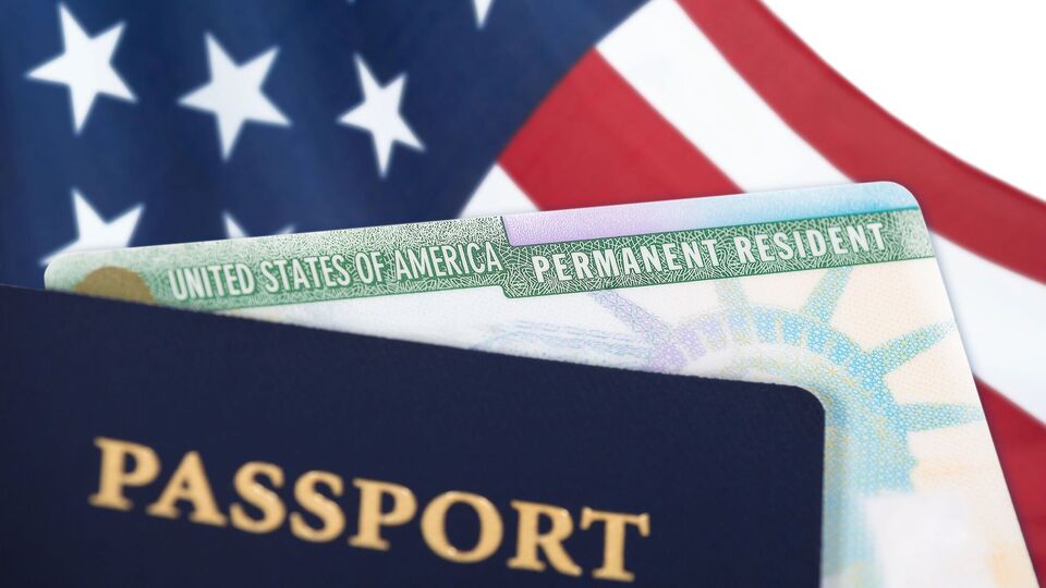 США ускладнять отримання грін-карти для іноземців, які вже перебувають у країні