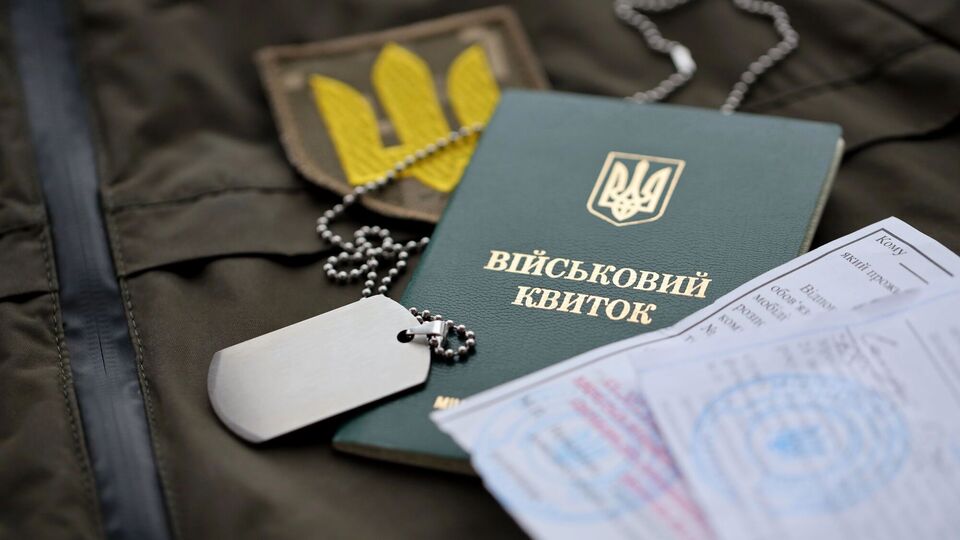 Витік даних і робота на РФ. У ТЦК пояснили, чому в мобілізованих забирають телефони