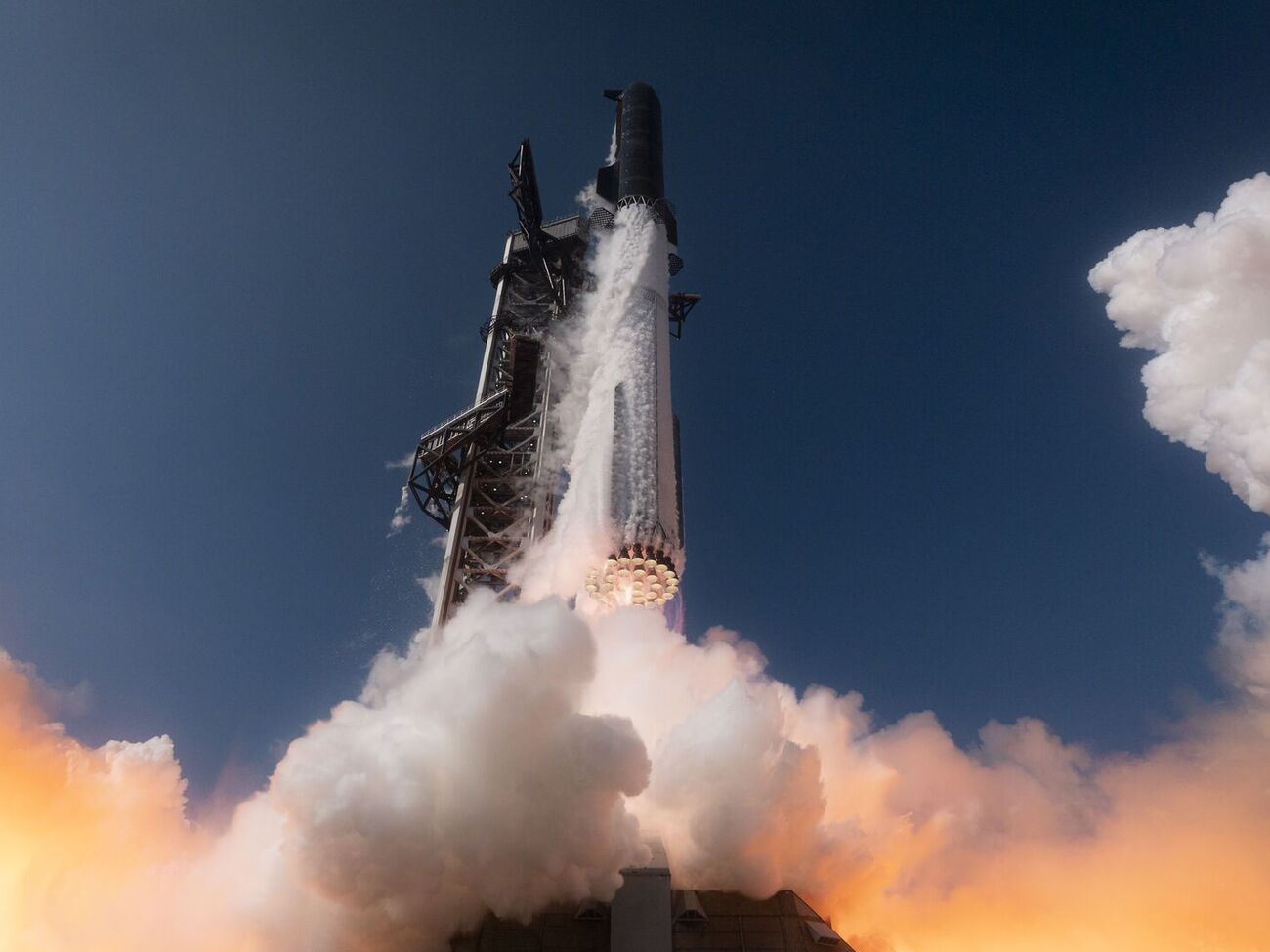 "Гол за людство". Найбільша ракета SpaceX успішно завершила перший тестовий політ. Відео