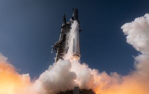 "Гол за человечество". Крупнейшая ракета SpaceX успешно завершила первый тестовый полет. Видео